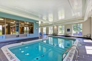 索罗尔德福朋喜来登圣凯瑟琳尼亚加拉大套房酒店的大楼内的大型游泳池