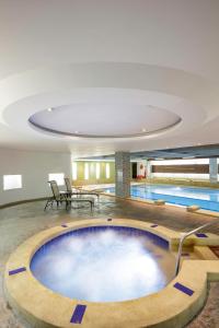 波哥大Sheraton Bogotá Hotel的游泳池,位于带游泳池的建筑内