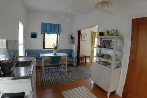 斯莱戈Innisfreedom cabin的一间带桌子的厨房和一间餐厅