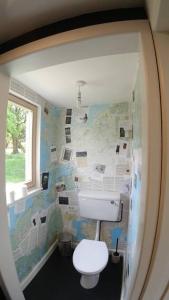 斯莱戈Innisfreedom cabin的一间位于客房内的白色卫生间的浴室