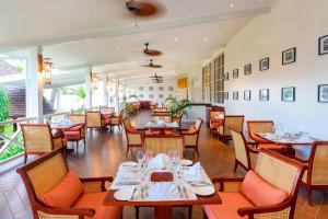 阿皮亚萨摩亚阿吉格雷简易别墅喜来登酒店的餐厅内带桌椅的用餐室