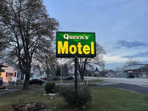 QUEEN'S MOTEL的街道上女王汽车旅馆的标志