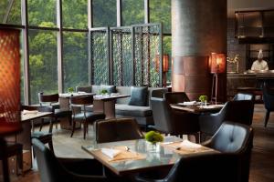 武汉武汉光明万丽酒店的用餐室设有桌椅和窗户。