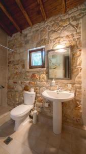 克里皮吉Stone Made Private Pool Villas Kriopigi的石质浴室设有卫生间和水槽