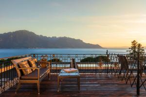 蒙特勒Grand Hotel Suisse Majestic, Autograph Collection的阳台配有椅子,享有海景。
