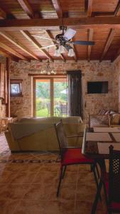 克里皮吉Stone Made Private Pool Villas Kriopigi的客厅配有沙发和桌子