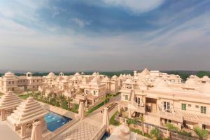 古尔冈ITC Grand Bharat, a Luxury Collection Retreat, Gurgaon, New Delhi Capital Region的享有大厦空中美景,设有游泳池