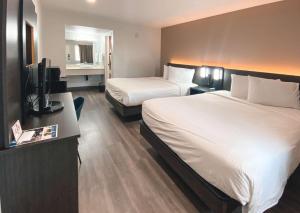 西萨克拉门托萨克拉门托市中心6号汽车旅馆的酒店客房设有两张床和一台平面电视。