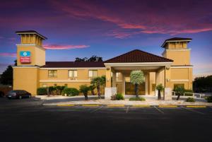 圣安东尼奥SureStay Plus Hotel by Best Western San Antonio North的前面有一个停车位的酒店