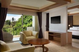 乌布巴厘岛乌布斯塔拉翠贡精选酒店的带沙发、电视和床的客厅