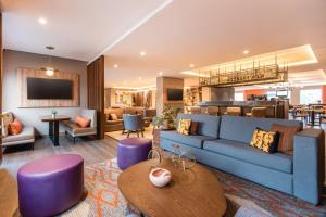 波哥大Residence Inn by Marriott Bogota的客厅配有蓝色的沙发和桌子