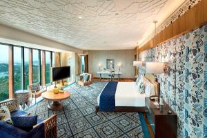海得拉巴ITC Kohenur, a Luxury Collection Hotel, Hyderabad的酒店客房设有床和客厅。