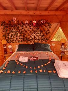 托塔Lago De Tota Glamping的房间里的一张床位,上面有一大堆南瓜