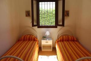 托雷圣乔万尼乌Villa Rosa zona Torre San Giovanni的带窗户的客房内的两张床