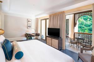 瓜埠兰卡威圣瑞吉斯酒店的酒店客房设有一张大床和一台电视。