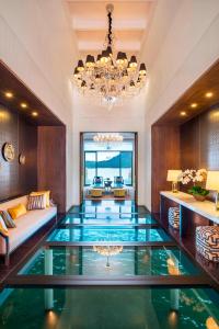 瓜埠兰卡威圣瑞吉斯酒店的大型客厅设有大型玻璃地板