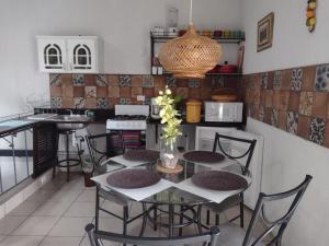 危地马拉Loft aeropuerto的一间带桌椅的用餐室和一间厨房