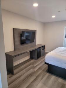 西科维纳五星级酒店 的一间卧室设有平面电视和一张床。