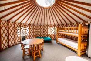 新奥尔良市Redwood Meadows RV Resort的配有圆顶帐篷、桌子和床的客房