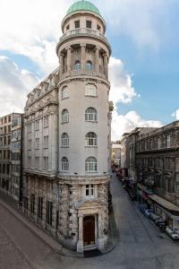 伊斯坦布尔Orientbank Hotel Istanbul, Autograph Collection的一座有塔的老建筑