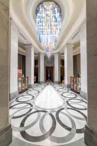 伊斯坦布尔Orientbank Hotel Istanbul, Autograph Collection的酒店大堂的大走廊上,有大地毯