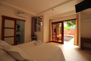 阿约拉港拉瓦之家旅馆的一间卧室设有一张床和一个滑动玻璃门
