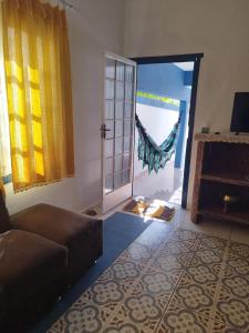 圣安娜杜里亚舒Casas do Rodrigo的带沙发和开放式门的客厅