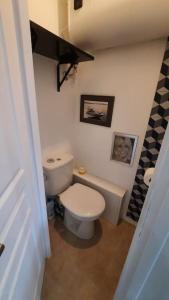 加桑Sunny Gassin的一间带卫生间和水槽的小浴室