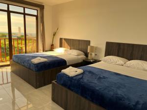 曼塔Katamar的酒店客房设有两张床和窗户。
