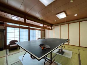 大町市Guest Room Furusatomura Kogeikan的顶部有帽子的乒乓球桌