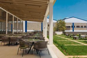 内罗毕内罗毕机场福朋喜来登酒店 的草坪上带桌椅的天井