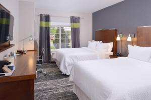 芒特普罗佩特芒特普罗斯佩克特奥黑尔福朋喜来登酒店的酒店客房设有两张床和电视。