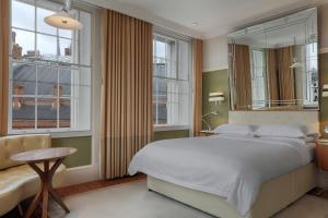 伦敦伦敦格莱特北喜达屋豪华精选酒店的卧室设有白色大床和窗户。