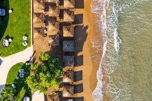 加藤-达拉特索圆顶诺鲁哈尼亚傲途格精选成人酒店的享有海滩上方的房屋和大海美景