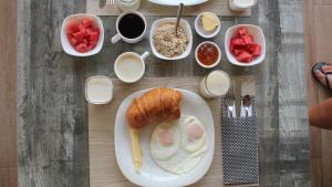 阿约拉港拉瓦之家旅馆的一张桌子,上面放着一盘食物,包括鸡蛋和面包