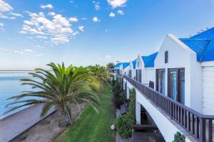 鲸湾港鹈鹕湾普罗提酒店 的阳台享有海景。