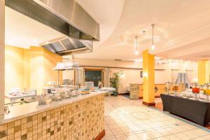 鲸湾港鹈鹕湾普罗提酒店 的餐厅内带柜台的大厨房