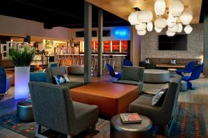 卡尔加里Aloft Hotel Calgary University的大堂设有桌椅和酒吧