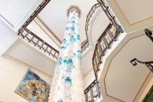 锡拉库扎Ortea Palace Hotel, Sicily, Autograph Collection的大楼大厅的圣诞树