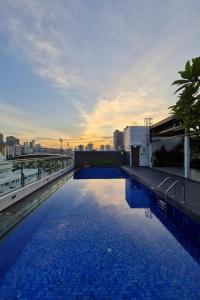 新加坡Aqueen Prestige Hotel Lavender的大楼顶部的大型游泳池