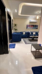 艾卜哈الجوهرة الزرقاء بجوار فعاليات سما أبها的客厅配有蓝色的沙发和桌子