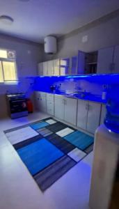 艾卜哈الجوهرة الزرقاء بجوار فعاليات سما أبها的一间大厨房,柜台上设有蓝色的灯光