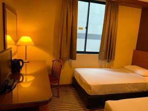 新加坡牛津酒店的酒店客房设有床和窗户。