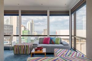 巴拿马城巴拿马雅乐轩酒店 的带沙发和大窗户的客厅
