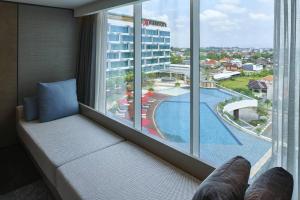 日惹日惹万豪酒店的享有游泳池景致的酒店客房