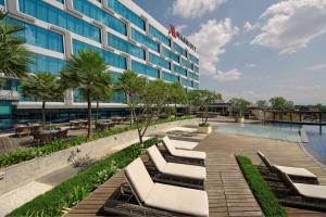 日惹日惹万豪酒店的酒店拥有游泳池和躺椅