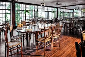 埃斯蒂斯帕克古岩石小屋钻石度假村的用餐室设有桌椅和窗户。