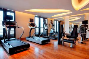 迪拜Marriott Executive Apartments Al Jaddaf, Dubai的健身房设有数台跑步机和椭圆机