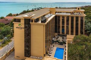 达累斯萨拉姆Element by Westin Hotel Dar es Salaam的享有酒店空中景色,以大海为背景