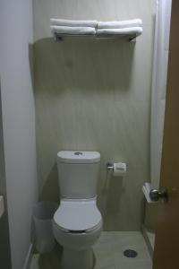 韦拉克鲁斯厄尔板酒店的一间带卫生间和架子毛巾的浴室